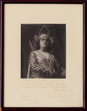 Фотография Л.В. Собинова в сценическом костюме к опере Р. Вагнера «Лоэнгрин», c автографом, 1920-е гг.